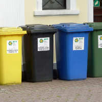 ��ty kube�, kosz na plastiki i folie, ��ty kosz do segregacji, czarny kosz na �mieci, niebieski kosz na papier, niebieski kosz na tektur�, niebieski kosz na makulatur�, zielony kosz na szk�o