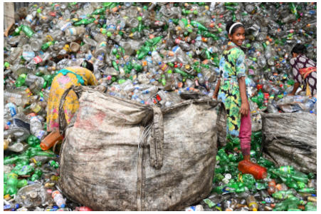 plastikowe butelki, fura plastiku, big bag, dzieci przebieraj�ce plastik, dziewczynka