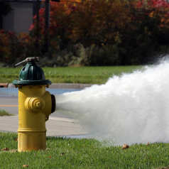 hydrant, uszkodzony hydrant, awaria wodoci�g�w, ��ty hydrant, woda