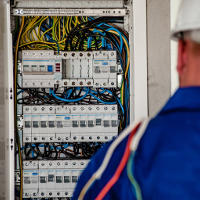 elektryk, kable, urz�dzenia elektryczne, bezpieczniki, elektryk niepo�omice