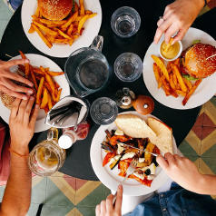restauracja, dania w restauracji, frytki, hamburger, kotlet, n�, widelec, d�onie, r�ce, palce, talerze, st�, serwetka