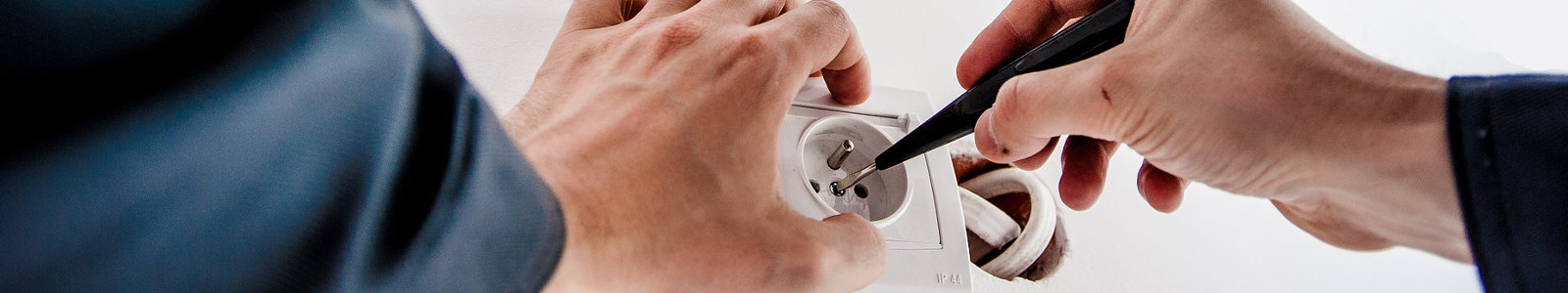 monta� gniazdka elektrycznego, d�onie elektryka, elektryk, �rubokr�t