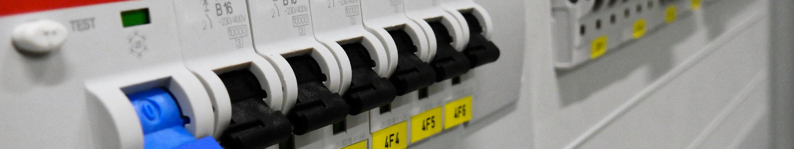 szafa elektryczna, bezpieczniki, eski, czarne prze��czniki