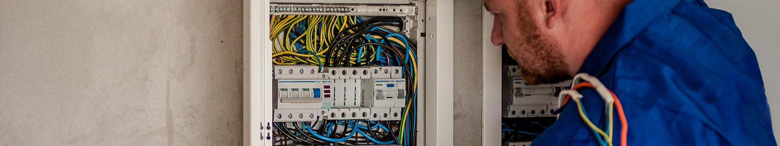 elektryk, szafa elektryczna, kask, m�czyzna, elektryk facet