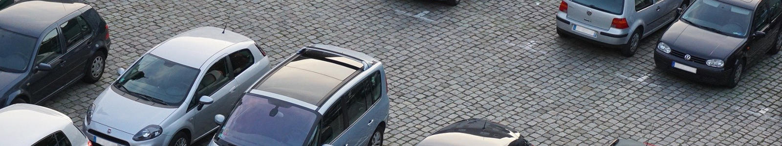 auta na parkingu, samochody na parkingu, parking rynek niepo�omice